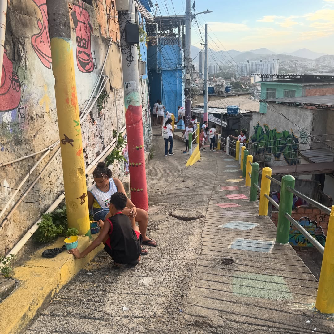 Ação comunitária com voluntários da Cruz Vermelha RJ