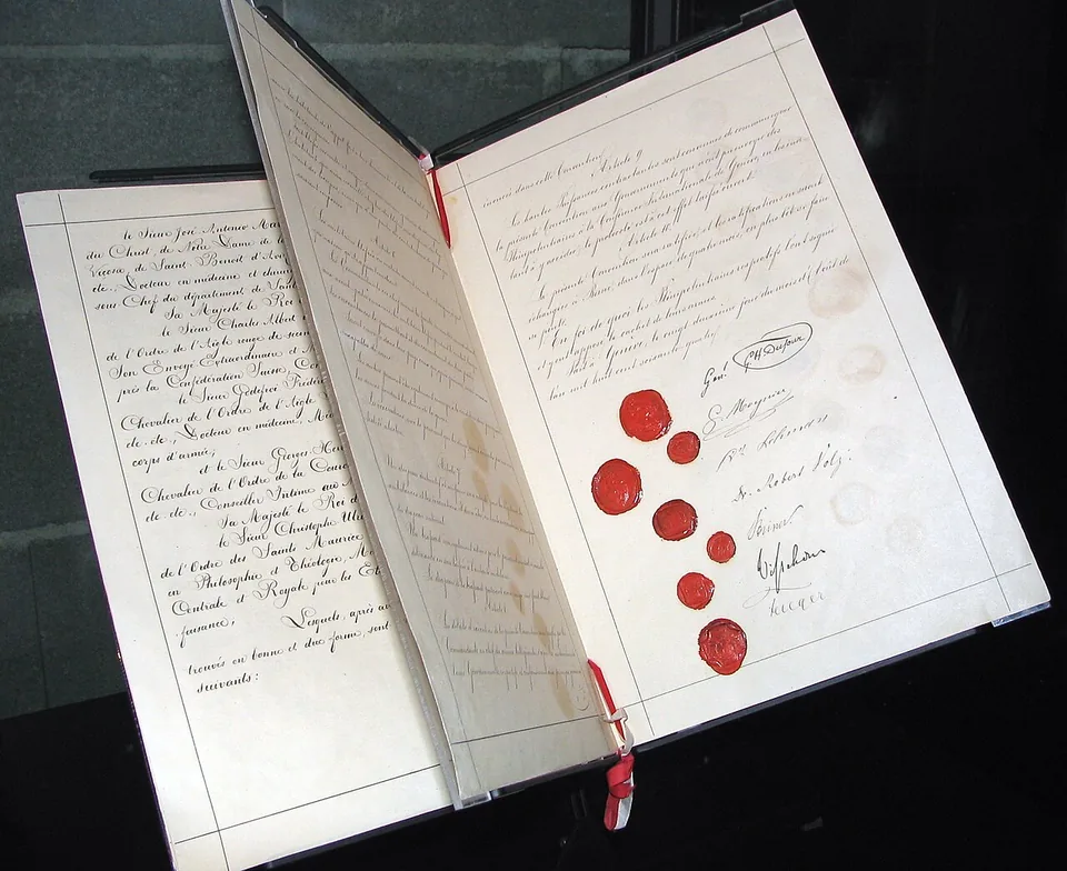 Fac-símile da Convenção de Genebra de 1864 aberto, com texto manuscrito, assinaturas e lacres de cera vermelha