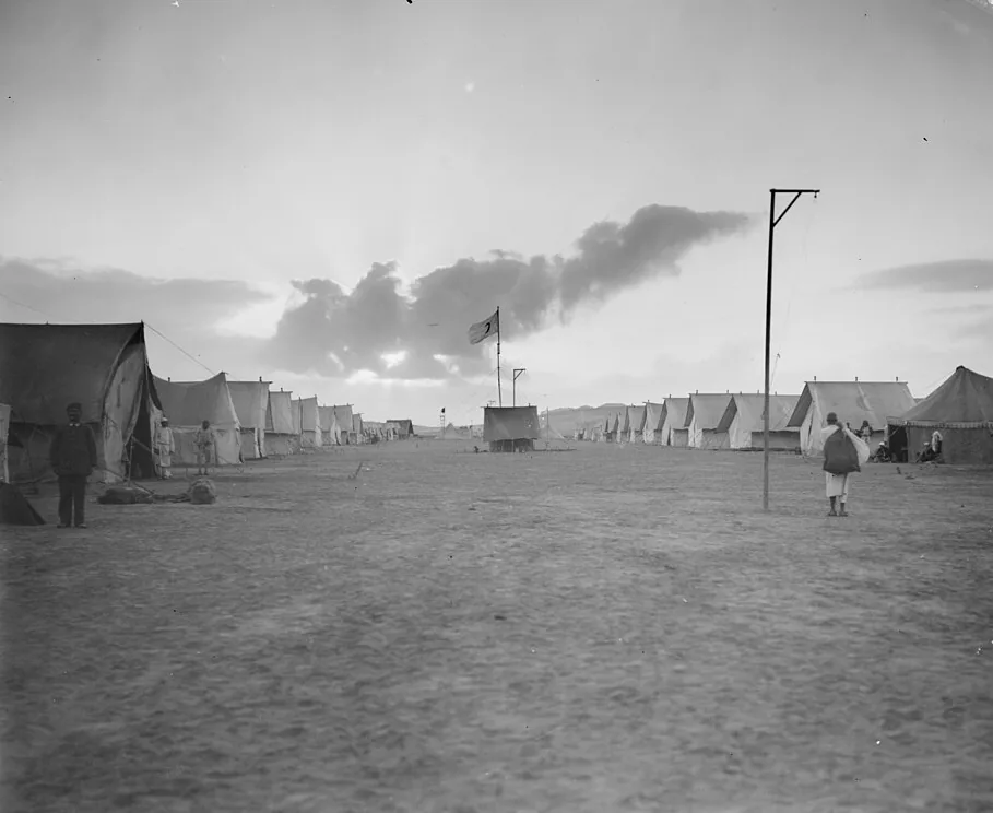 Fileiras de tendas do acampamento-hospital do Crescente Vermelho em Hafir el Auja, em 1916, com um mastro e uma bandeira pequena ao centro