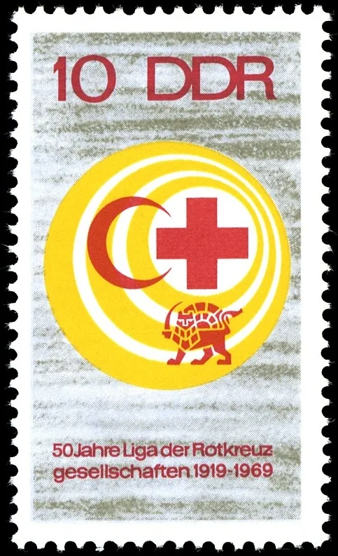 Selo postal da Alemanha Oriental de 1969 com o crescente vermelho, a cruz vermelha e o leão e sol vermelhos, pelos 50 anos da Liga das Sociedades da Cruz Vermelha
