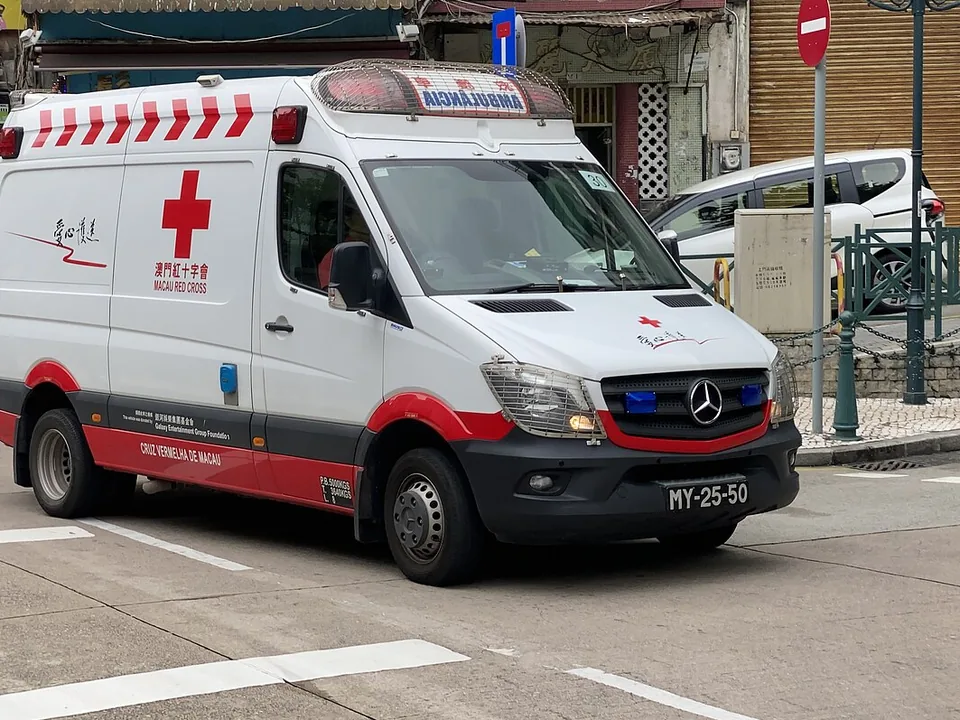 Ambulância da Cruz Vermelha de Macau com a inscrição “Cruz Vermelha de Macau” em português