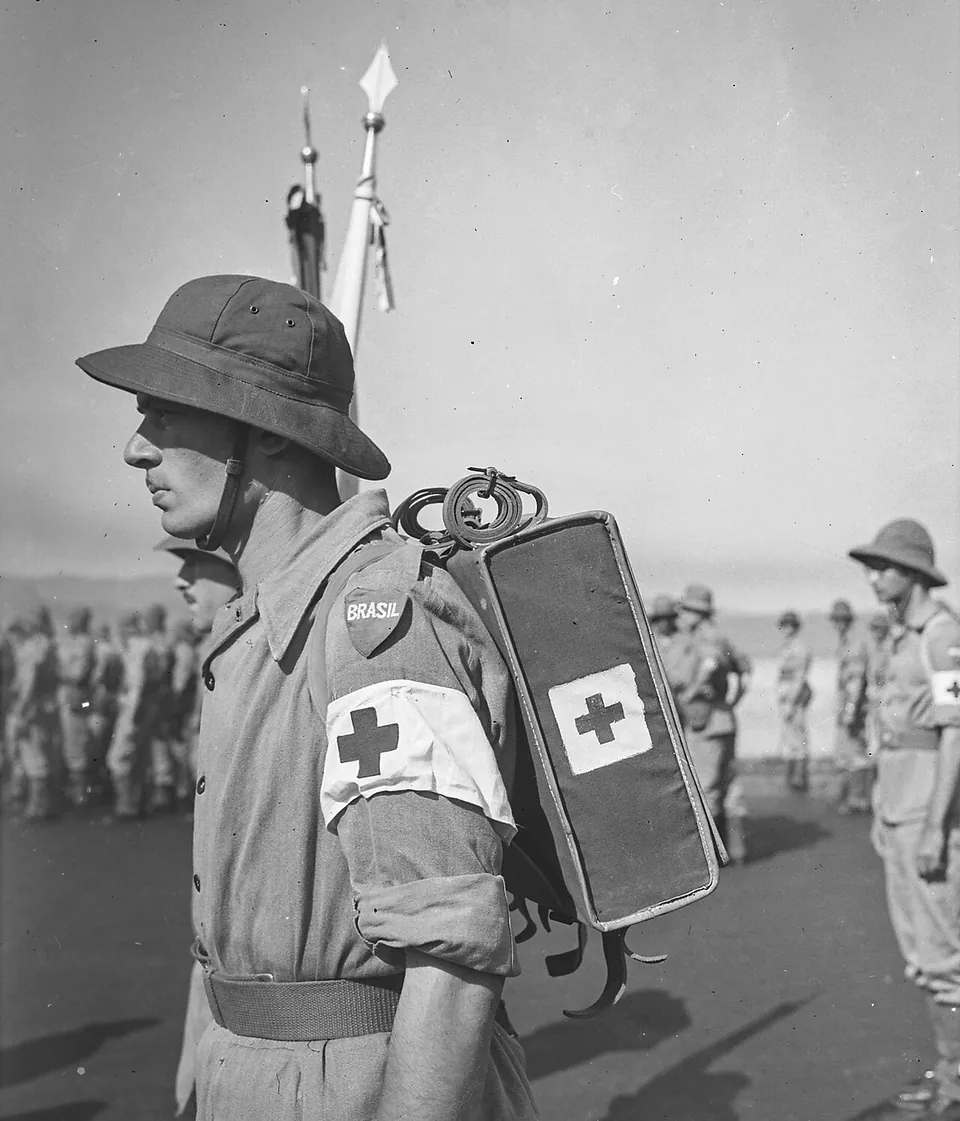 Soldado do serviço de saúde da FEB em 1944 com braçadeira da cruz vermelha e, às costas, um estojo de material de saúde marcado com a cruz