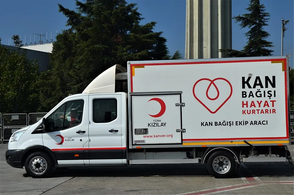Veículo de doação de sangue do Crescente Vermelho Turco, com o crescente vermelho e o nome Türk Kızılay