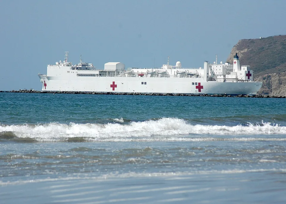 Navio-hospital USNS Mercy, pintado de branco com grandes cruzes vermelhas no casco e na chaminé
