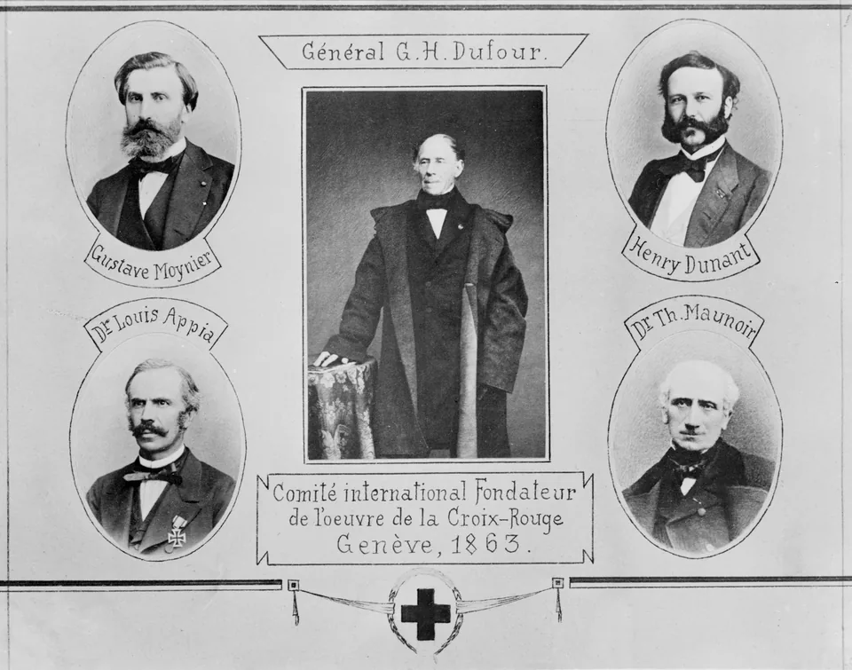 Fotomontagem de 1863 com os cinco fundadores do Comitê Internacional: o general Dufour em pé, ao centro, e, em quatro medalhões ovais, Moynier, Dunant, Appia e Maunoir, com os nomes em caligrafia e uma cruz no rodapé