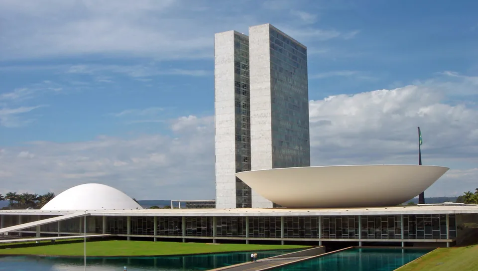 Congresso Nacional, em Brasília: as duas torres, a cúpula do Senado e a da Câmara, com o espelho d'água em frente
