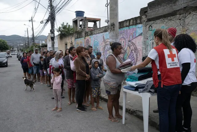 Comunidade recebendo doações da Campanha do Agasalho