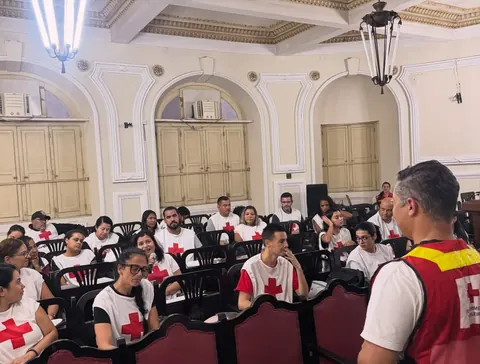 Turma de voluntários em formação no auditório da sede