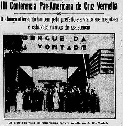 Newspaper clipping with a photograph of the delegates in front of the Albergue da Boa Vontade