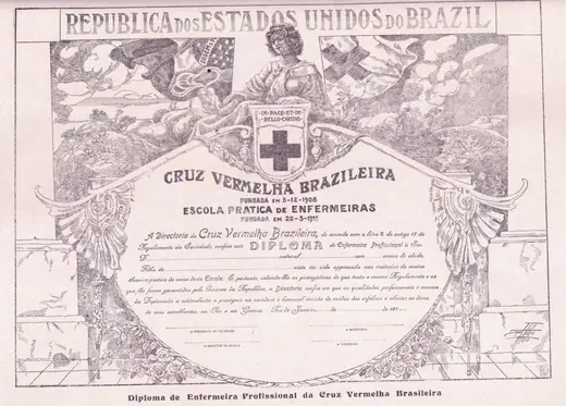 Diploma de Enfermeira Profissional da Escola Prática de Enfermeiras da Cruz Vermelha Brasileira, com moldura ilustrada e a cruz vermelha