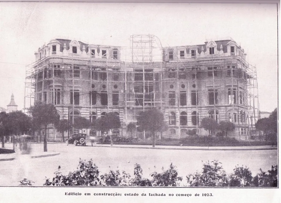 Fachada do Palácio da Cruz Vermelha ainda com andaimes, já com os andares superiores e a estrutura da cúpula