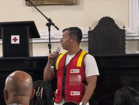 Voluntário da Cruz Vermelha Brasileira Rio de Janeiro falando durante capacitação