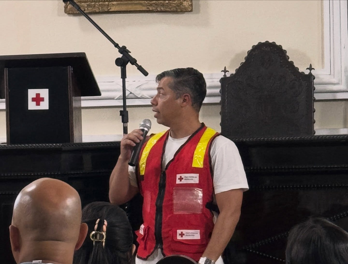 Voluntário da Cruz Vermelha RJ falando durante capacitação