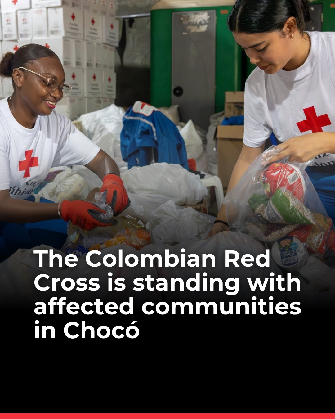 Voluntárias da Cruz Vermelha Colombiana organizam kits de alimentos para as famílias atingidas em Chocó, com apoio do apelo de emergência da IFRC.