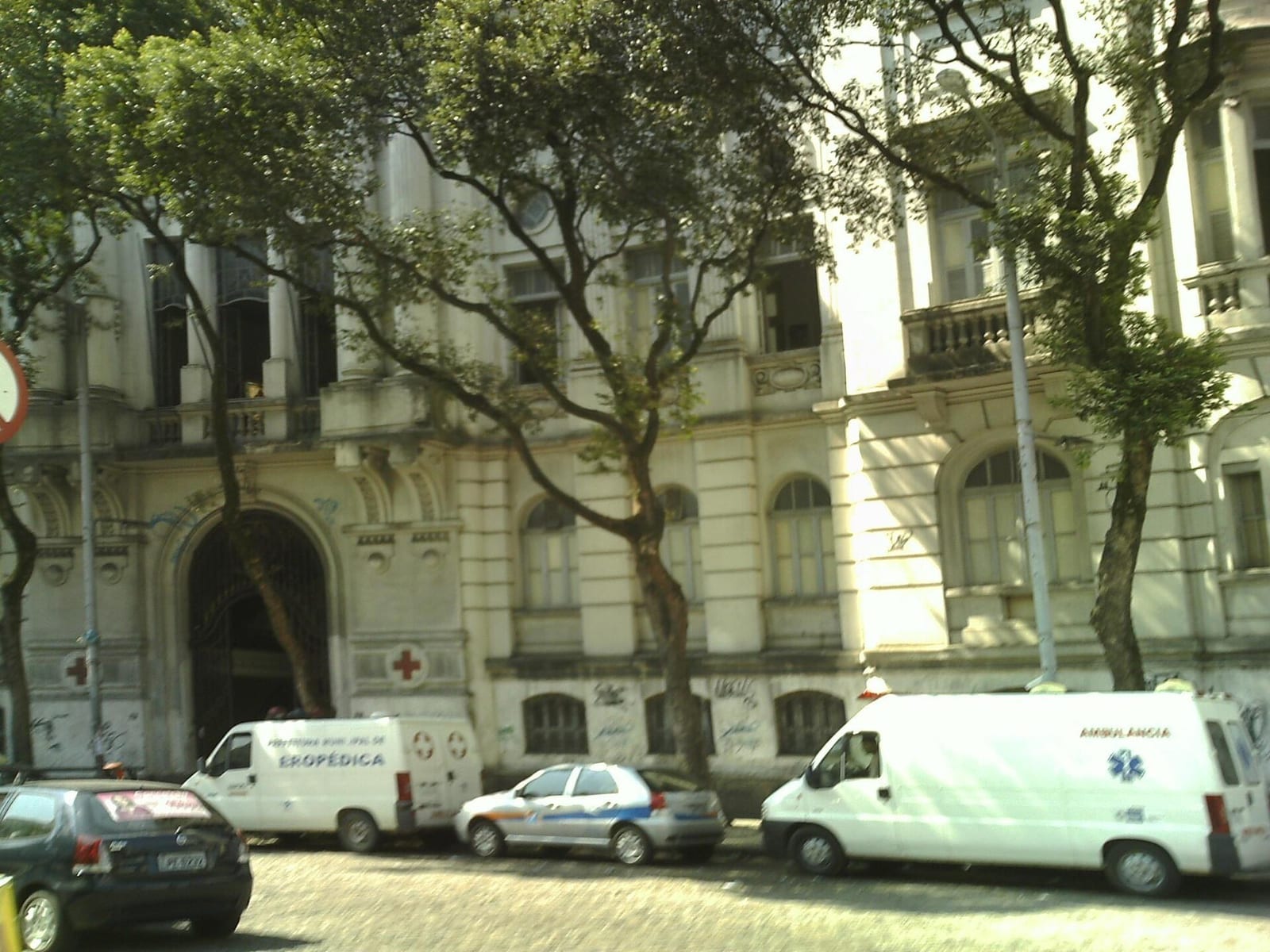 Fachada do prédio da Cruz Vermelha na Praça da Cruz Vermelha, no Centro do Rio de Janeiro, com ambulâncias estacionadas
