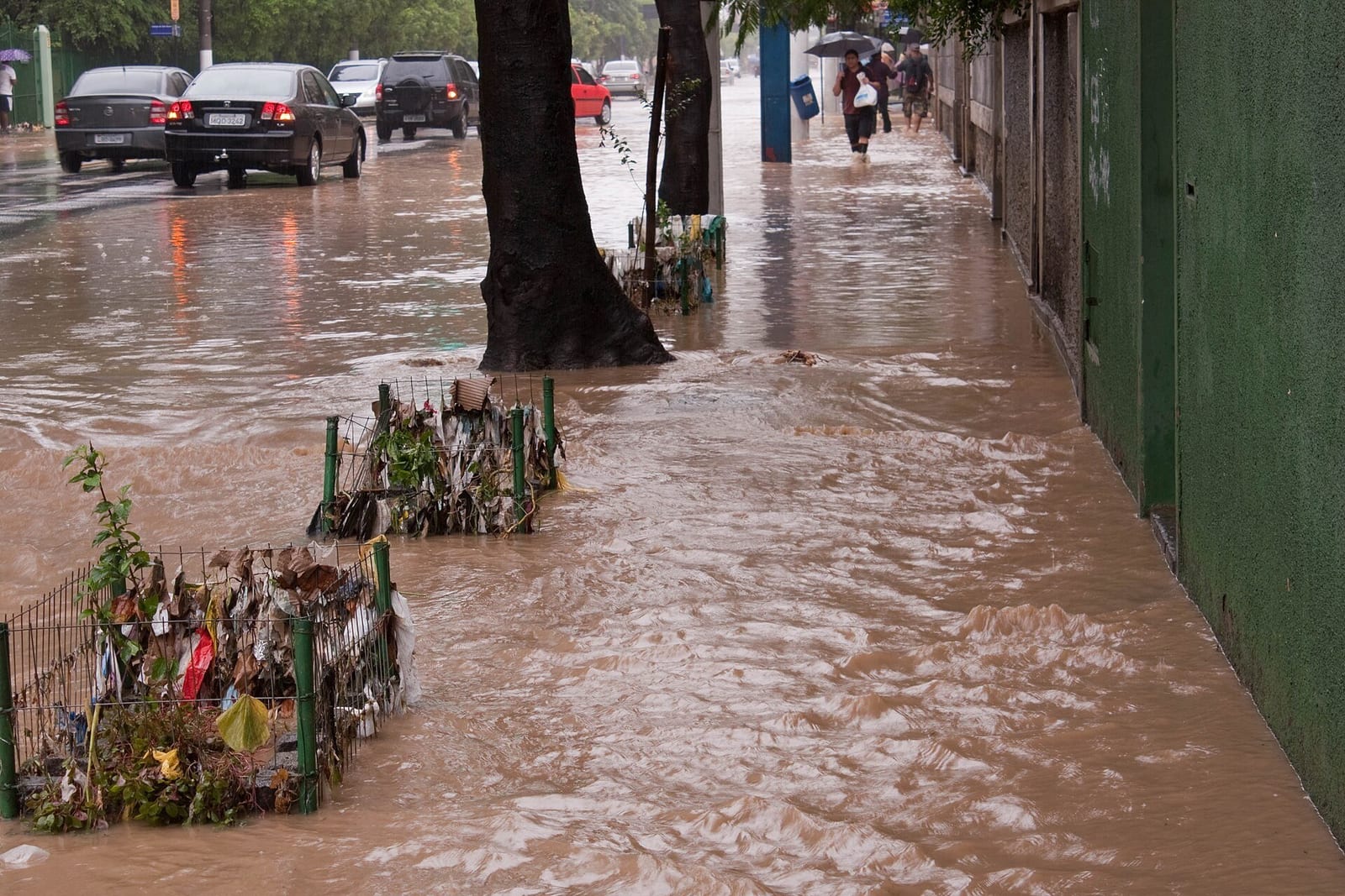 Rua alagada em Niterói, no Rio de Janeiro, em 2010, com água cobrindo a calçada e o asfalto